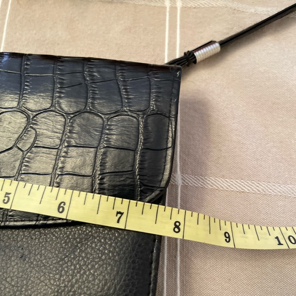 Medium Sized Black Crossbody with many options for storage. - Picture 10 of 12